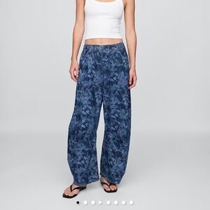 GAP Mid Rise UltraSoft Easy Horseshoe Jeans in Navy Floral